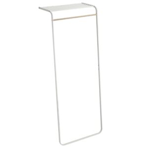 Bílý kovový stojací věšák s policí Yamazaki Tower 160 cm